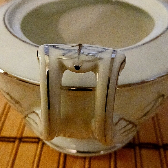 Vintage China - Platinum Garland Sugar Bowl & Lid manufactured by Harmony House - Picture 16 of 16